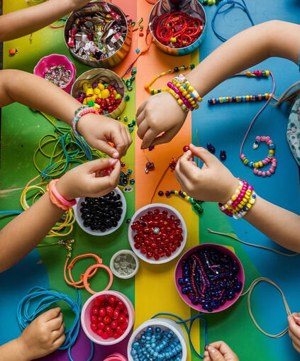 Un recuerdo lleno de cariño y color. Incluye: Kit de mostacillas, hilo elástico, dijes decorativos y bolsita para guardar Edad sugerida: 6 años en adelante Duración: 30-45 minutos Extras opcionales: Cartita de “Hecho con amor”