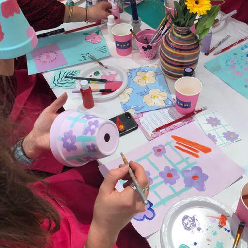 Una actividad que conecta con la naturaleza y el arte. Incluye: Maceta de cerámica, pinturas, pinceles, tierra y cactus o suculenta Edad sugerida: 6 años en adelante (con ayuda) Duración: 45-60 minutos Extras opcionales: Stickers decorativos, cartelito con