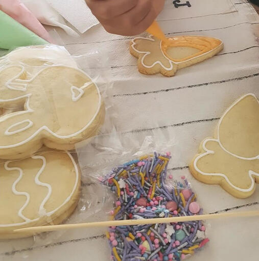 ¡Delicioso y divertido! Ideal para pequeños amantes de la cocina. Incluye: 2-3 galletas por niño, glaseado de colores, sprinkles, delantal y caja para llevar Edad sugerida: Todas las edades (con supervisión) Duración: 30-40 minutos Extras opcionales: Certi
