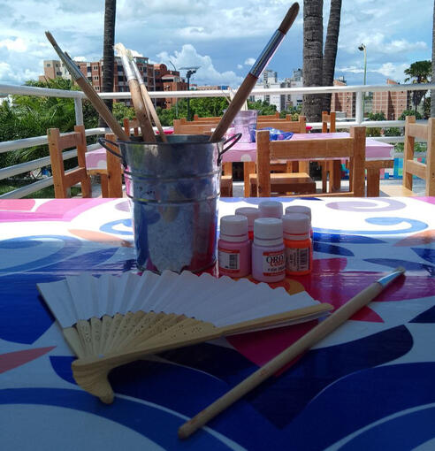 Perfecto para días soleados, ¡y para dejar volar la imaginación! Incluye: Abanico de papel o madera, pinturas o marcadores, stickers y brillantina Edad sugerida: 5 años en adelante Duración: 30-45 minutos Extras opcionales: Bolsita personalizada para guard