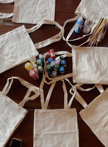 ¡Diseña tu propia bolsa y llévala con orgullo! Incluye: Tote bag blanca de tela, pinturas textiles, pinceles y guía para diseño Edad sugerida: 7 años en adelante Duración: 45-60 minutos